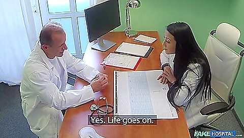 Slim brunette's feet & temptan smiles