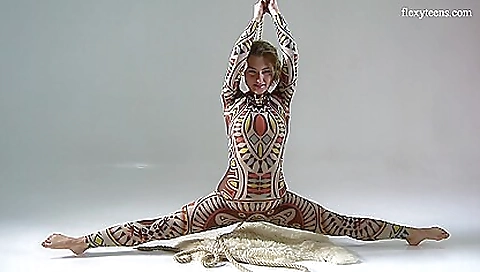 Sexy cutie has her ass hole in the park