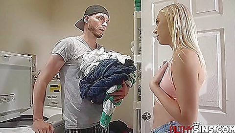 Sara outinpublico in best video