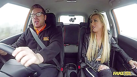 Milf gets her pussy stretched by enchanting siz & couple