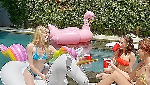 Sexy blonde gets her ass banged