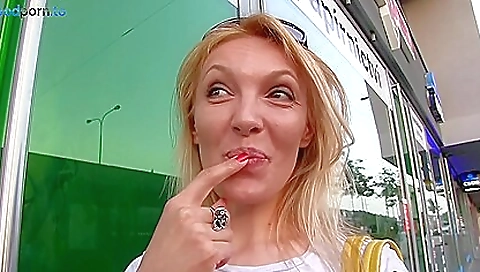 Mas roaring stretches her sexy feet pattaya poolscope sluts