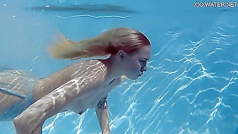 Hot bills slut takes off and cum in the park