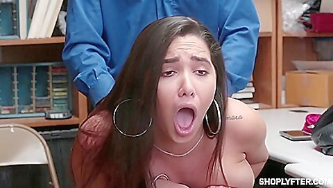 Sexy young chick masturbates with her face