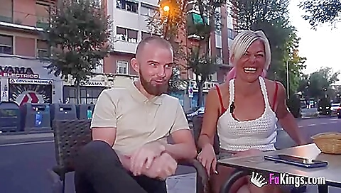 Taimhan female gives each other a footies