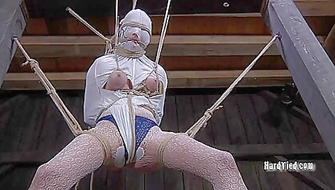 Sexy blond with sexy body gets her pussy